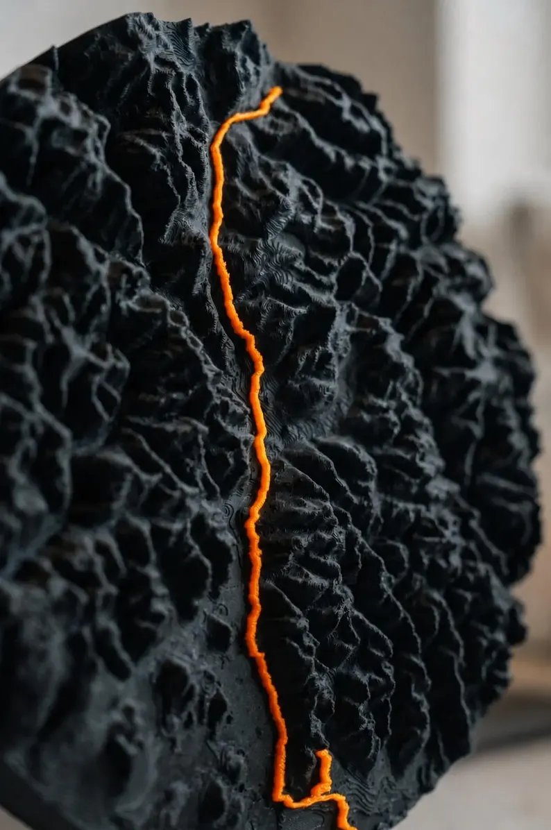 Artimas planas - 3D atspausdinto reljefo tekstūra su oranžine maršruto linija
